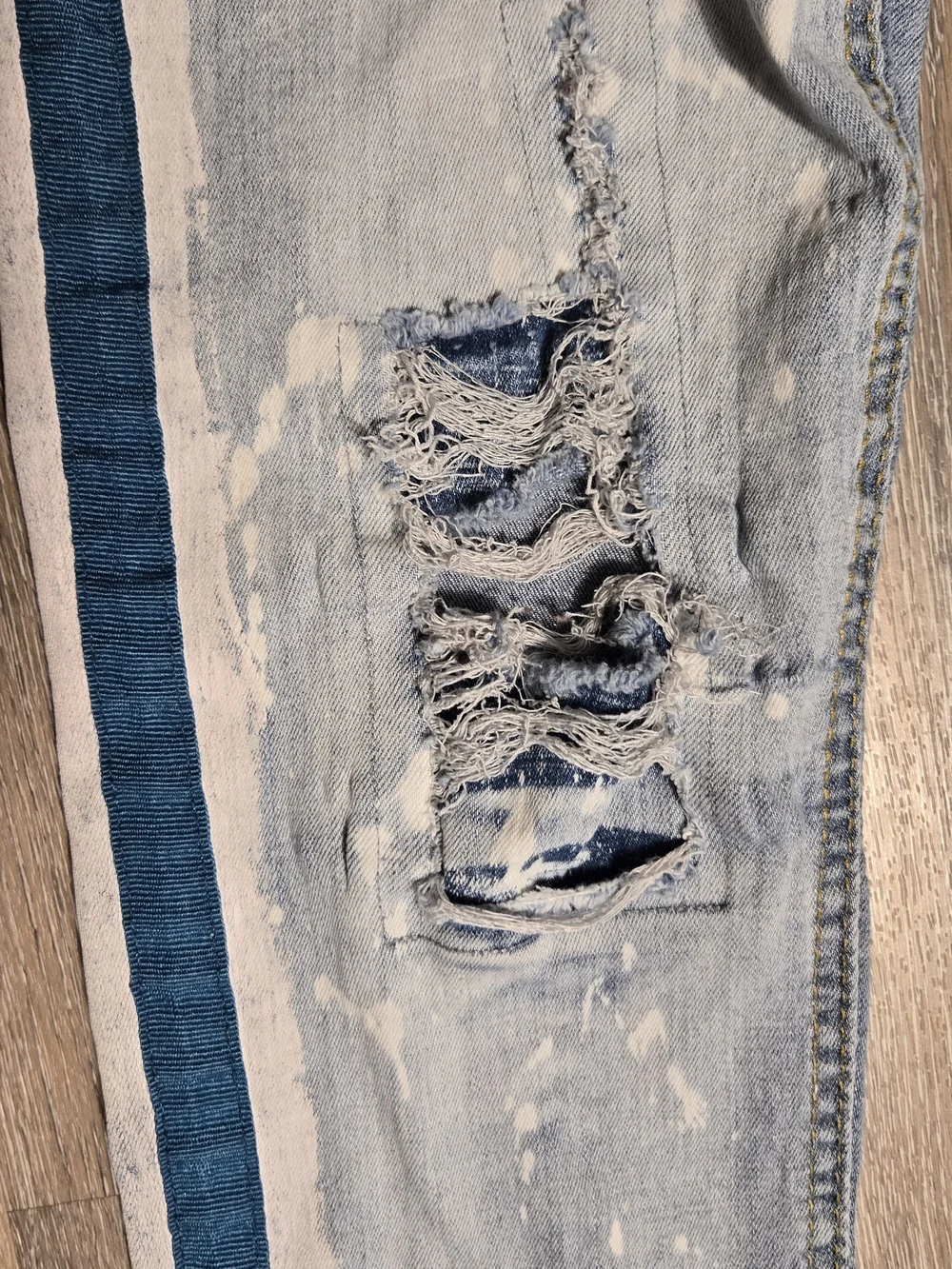 ZCL skinny fit blue distressed denim jeans featuring white paint 32x32